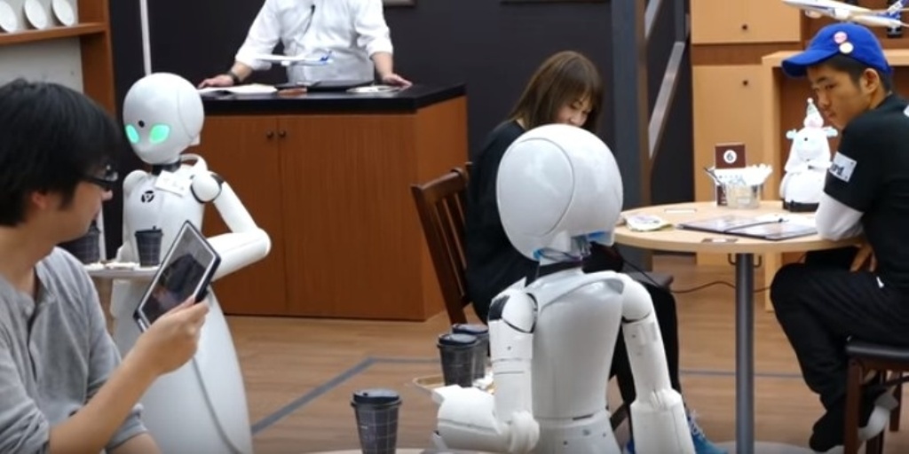 Приносят кофе домой и не просят денег: роботы из Токио работают официантами