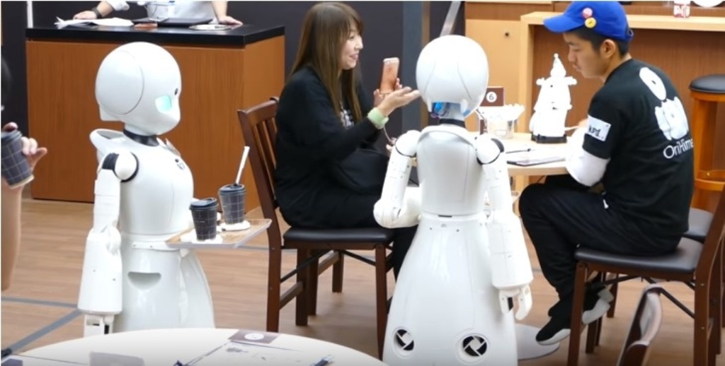 Приносят кофе домой и не просят денег: роботы из Токио работают официантами