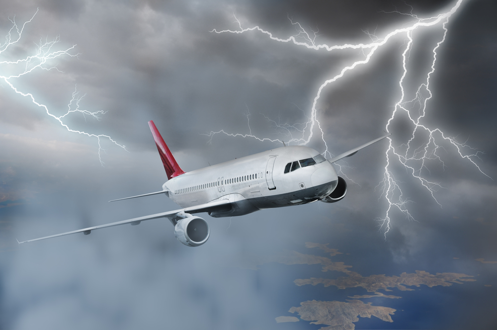 Опытный пилот объясняет, что произойдет, если в самолет ударит молния
