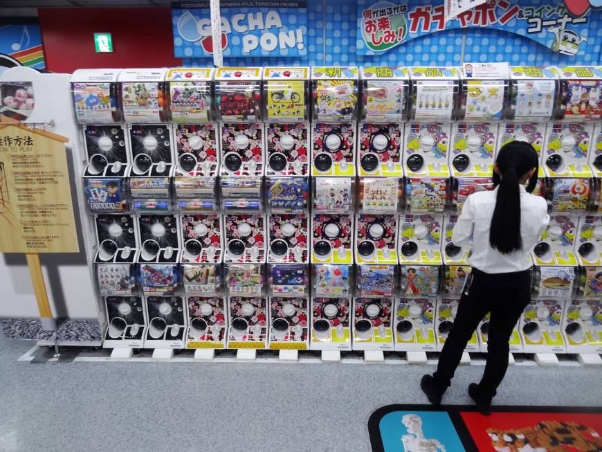 Японские уличные автоматы: невероятная торговля со странным уклоном
