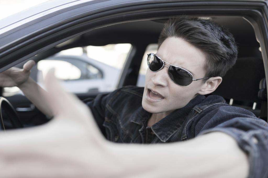 "А я милого узнаю по вождению": привычки за рулем, которые выдают мужчину с головой