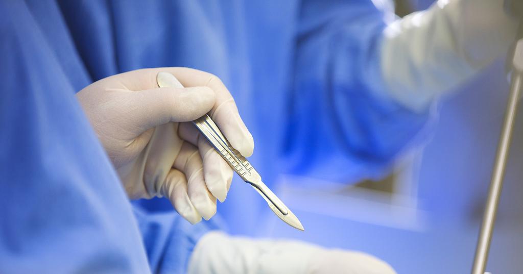 Сам себе хирург: 6 невероятных случаев, когда люди сделали себе операцию