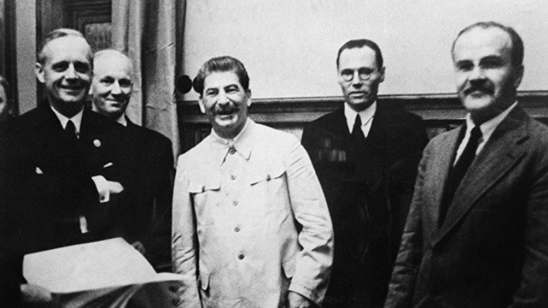 Каким бы был исход Второй мировой войны, если бы Сталин и Гитлер стали союзниками? Версии историков