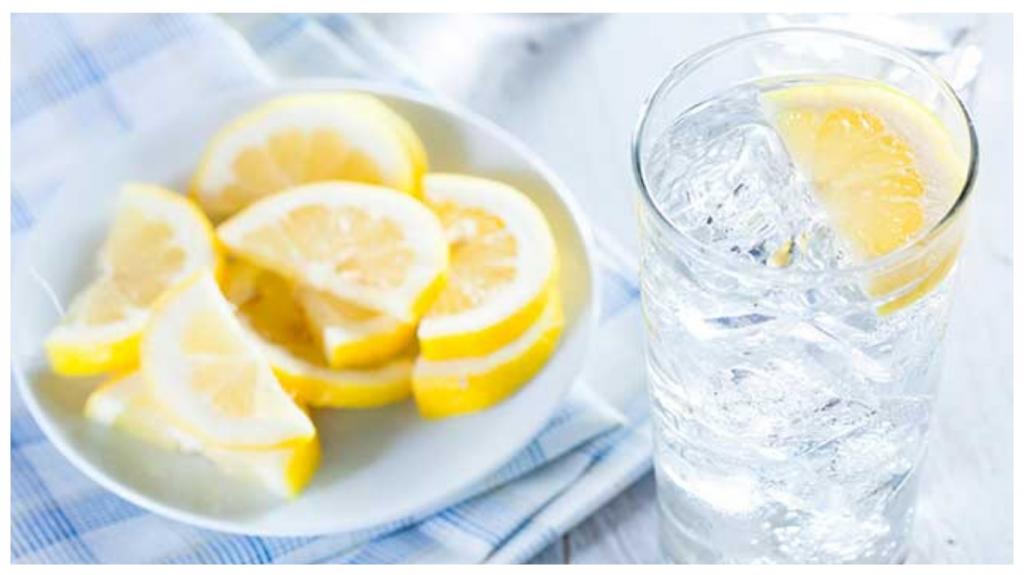 Вода с лимоном вместо таблеток: при каких проблемах со здоровьем она поможет