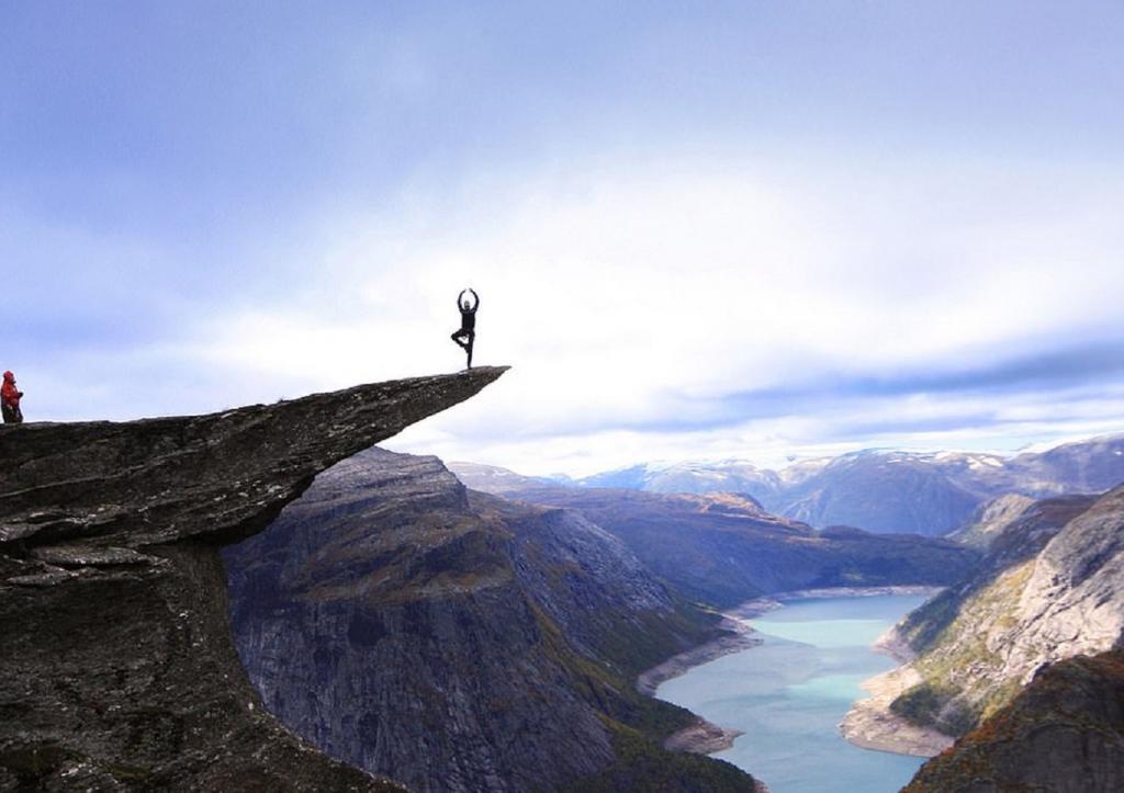 Романтичные, опасные и смешные фото туристов на знаменитой скале Язык Тролля в Норвегии