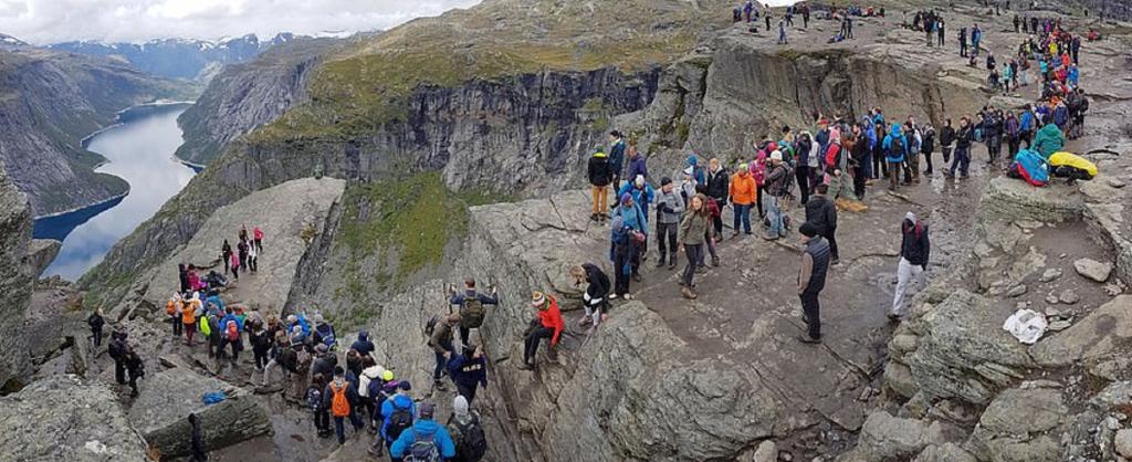 Романтичные, опасные и смешные фото туристов на знаменитой скале Язык Тролля в Норвегии