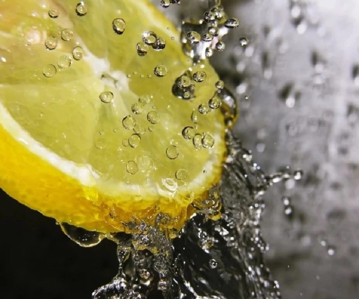 Соль, лимон и активированный уголь: простые домашние средства для отбеливания зубов