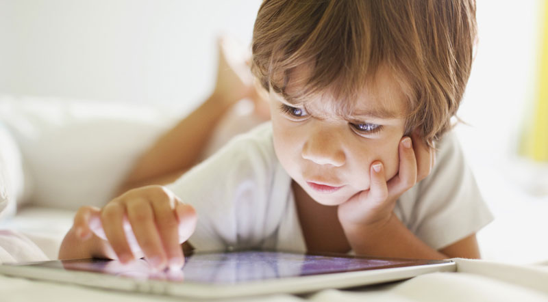 Дети и гаджеты: учимся забирать телефон или планшет у ребенка без истерик