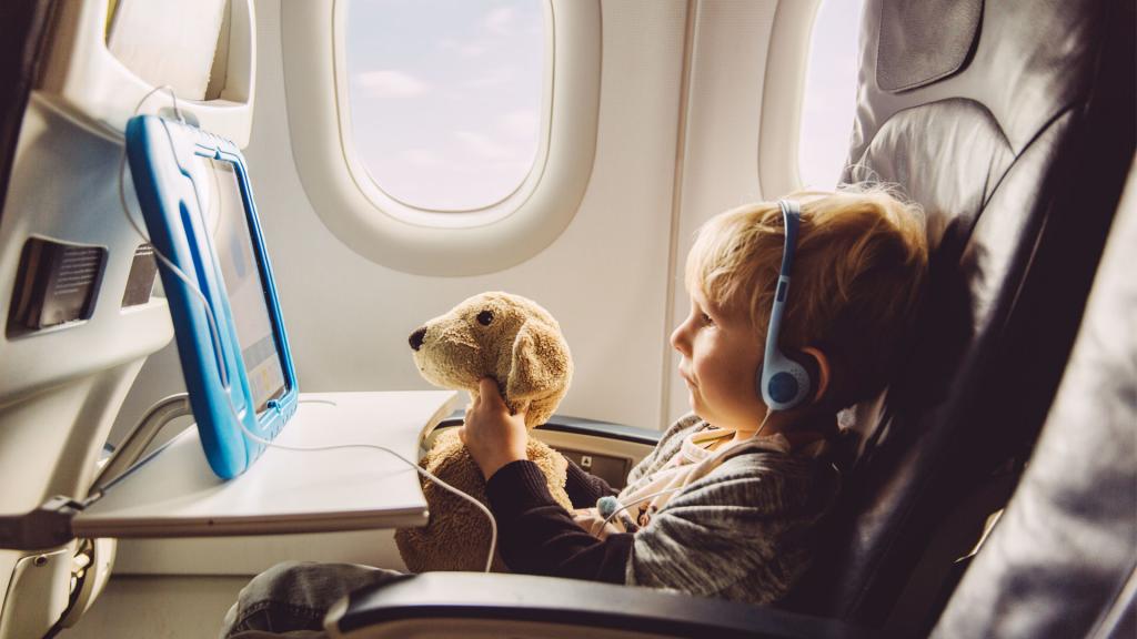 Чем занять ребенка в самолете? Родители, которые часто путешествуют с детьми, делятся советами