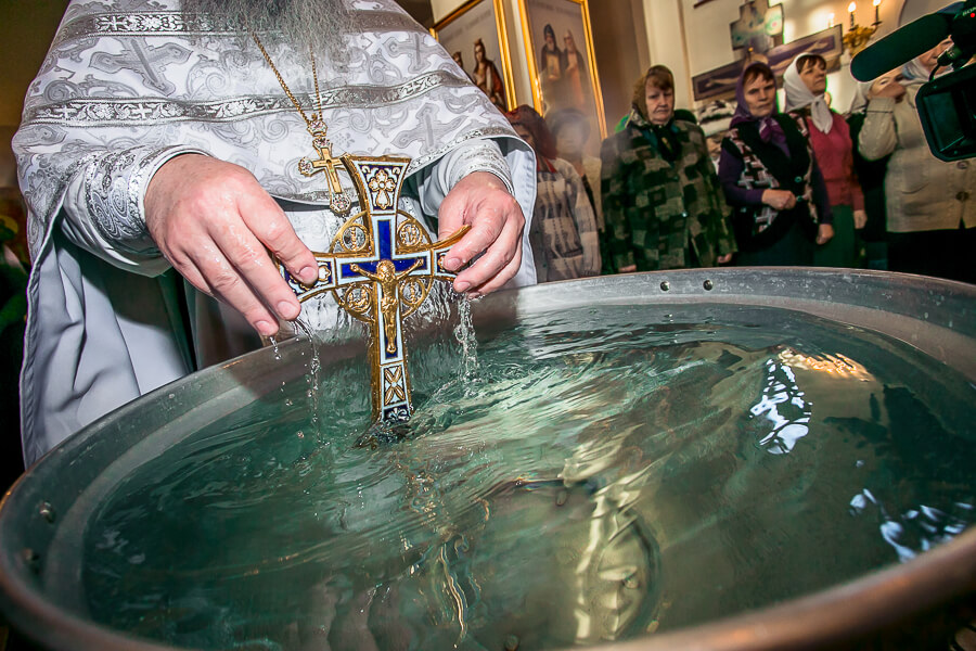 Учимся правильно обращаться с крещенской водой: что с ней нельзя делать