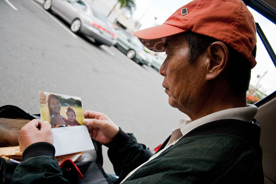 Женщина-фотограф 10 лет снимала бездомных, пока случайно не встретила среди них своего отца