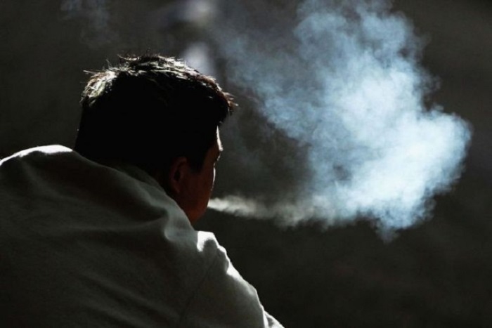 Курение, плохая осанка и другие признаки, которые выдают глупого человека