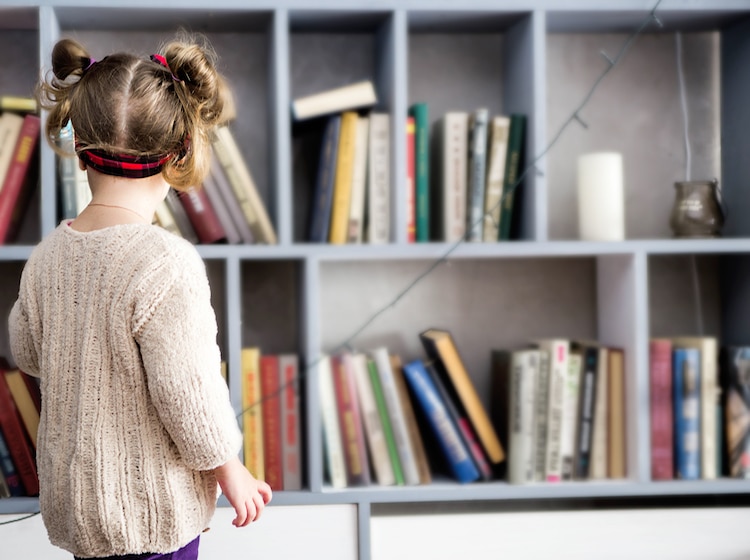 Научное исследование показывает, что взрослеть в доме с книгами полезно