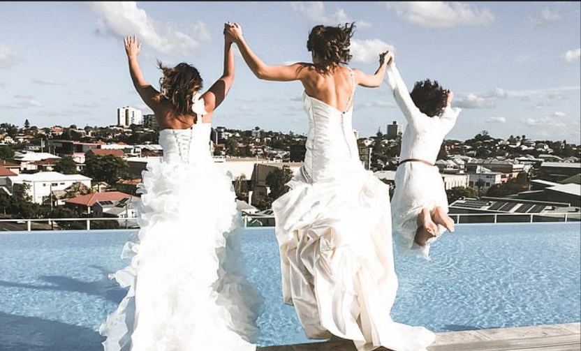 Три сестры "подделали" брачную церемонию, чтобы сделать фотографии для бабушки