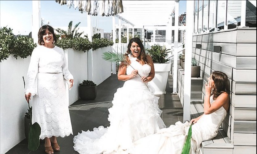 Три сестры "подделали" брачную церемонию, чтобы сделать фотографии для бабушки