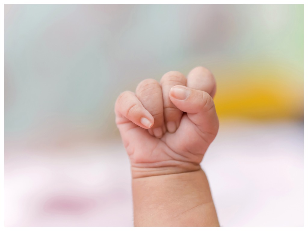 Язык тела малыша: сжатый кулачок и другие жесты, которые расскажут о том, что нужно крохе