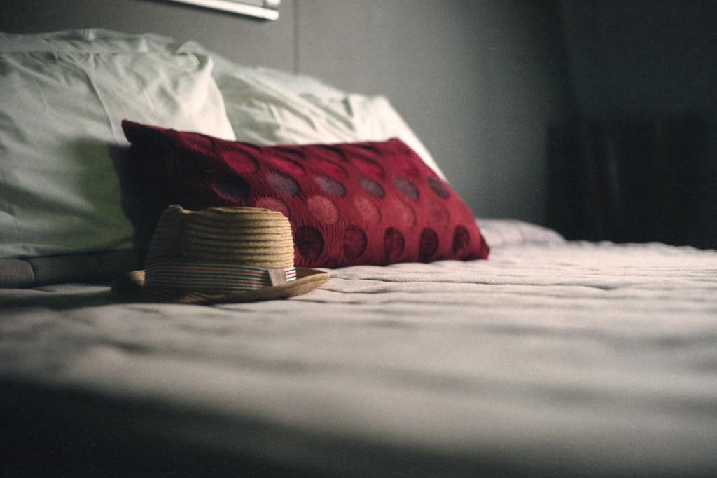 Привычка сидеть на кровати в одежде может навредить здоровью