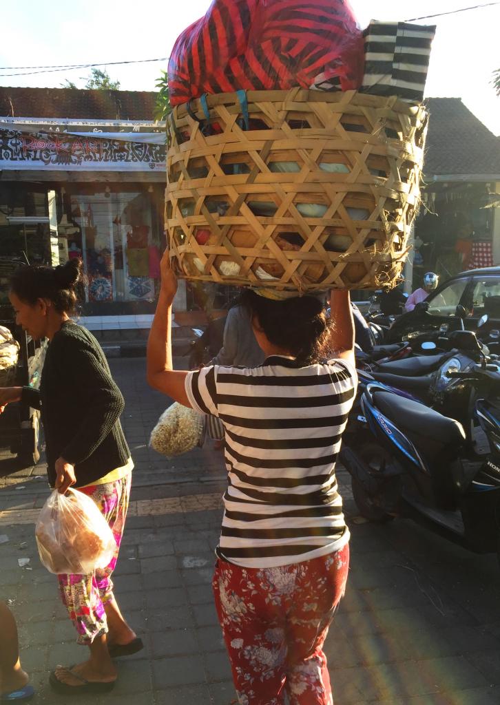 Практическое применение головы: невероятные тяжести, которые женщины носят на головах (фотоподборка)