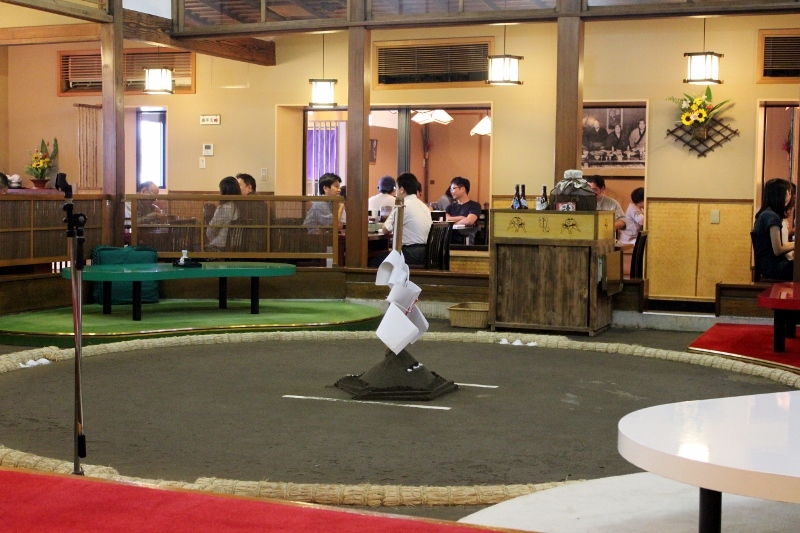 И хлеб, и зрелища: тематический сумо-ресторан в Японии