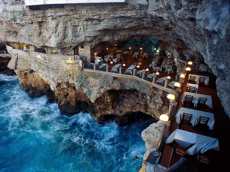 Скай-бар и ужин в пещере: 10 самых необычных ресторанов со всего света