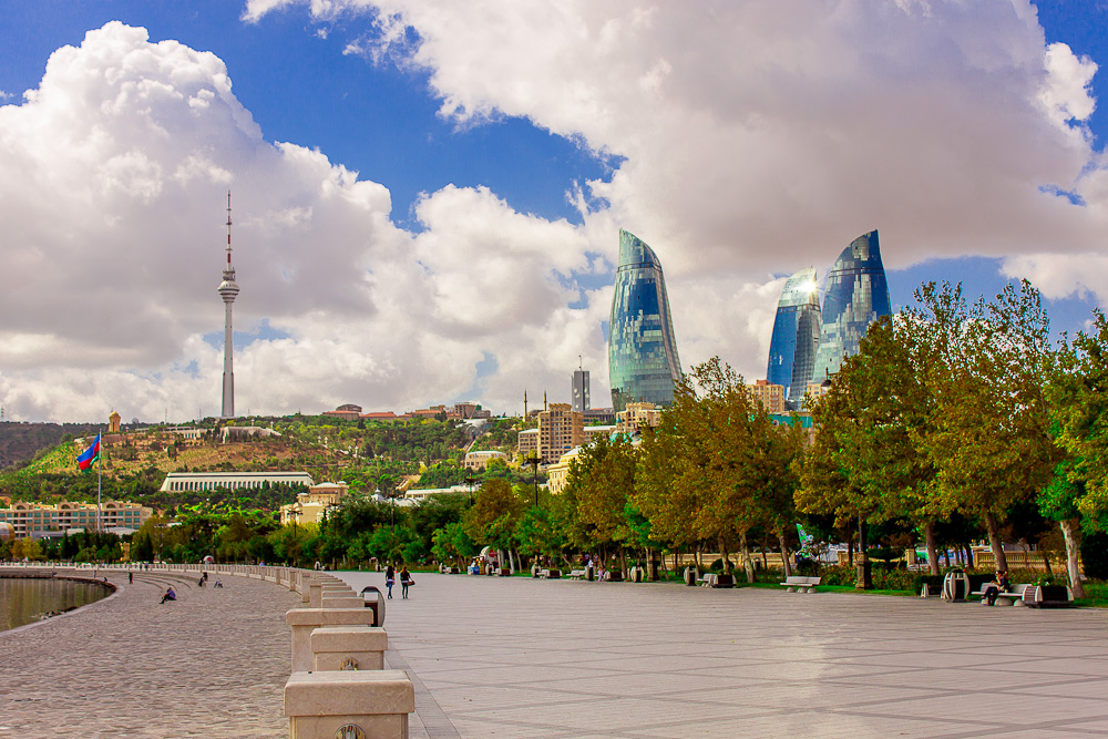 Не берем такси из аэропорта и не мусорим: что мы не сделаем в Азербайджане