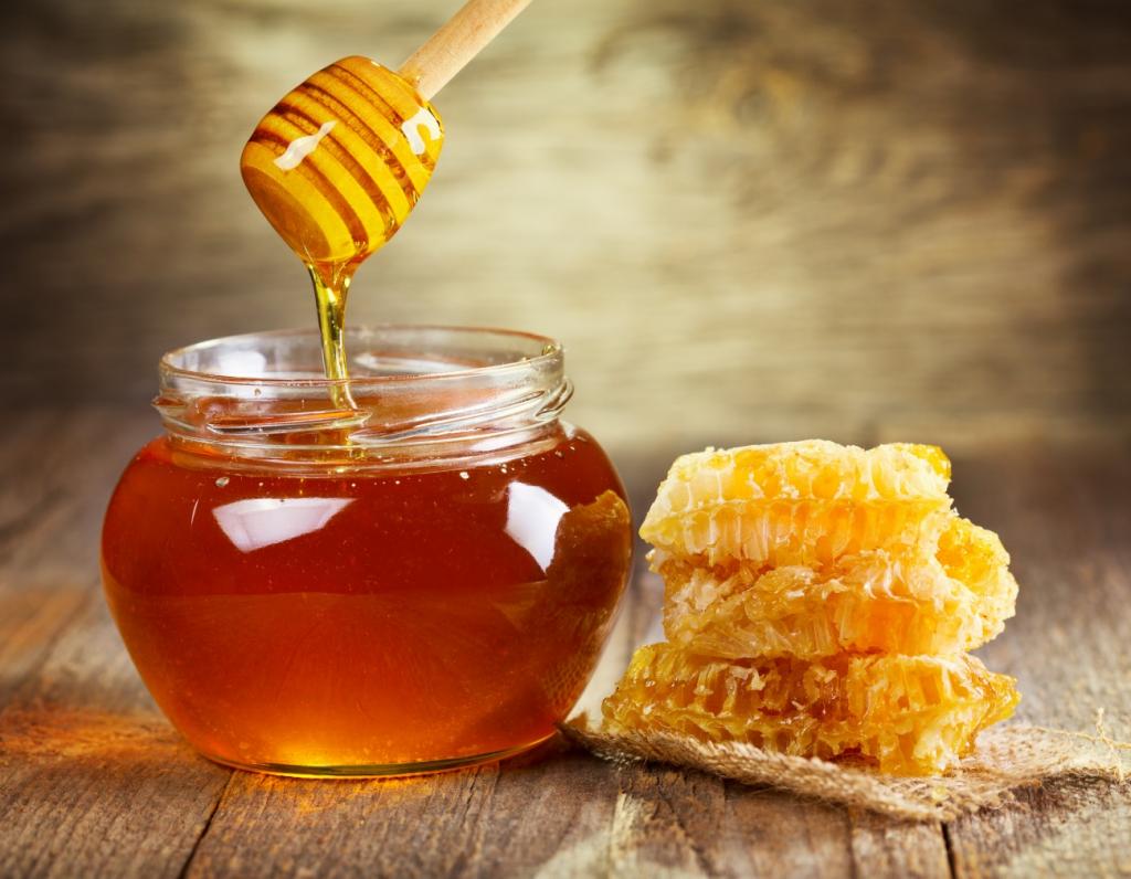Масло из черного тмина, мед и другие натуральные продукты, которые помогут избавиться от следов угревой сыпи