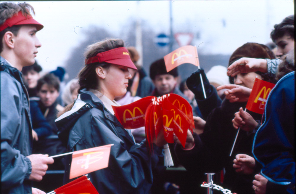 "А нам говорили, что американцы дикие!": 31 января в Москве открылся первый McDonald's (видео 1990 года с отзывами потрясенных посетителей)