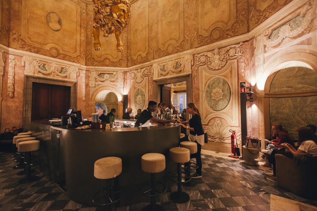 Почувствуй себя королем! Туристы могут поужинать во дворце 18-го века в центре Лиссабона