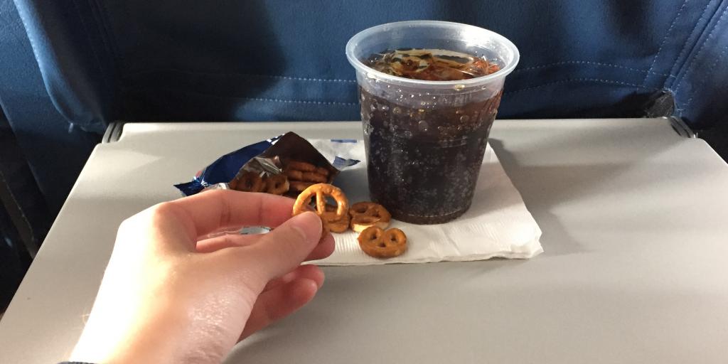 Диетическая кола - напиток, который стюардессы больше всего не любят подавать в самолете