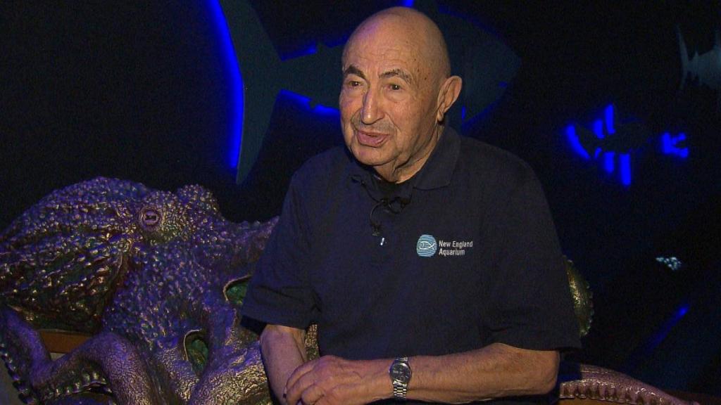 84-летний пенсионер стал знаменитым "заклинателем осьминогов"