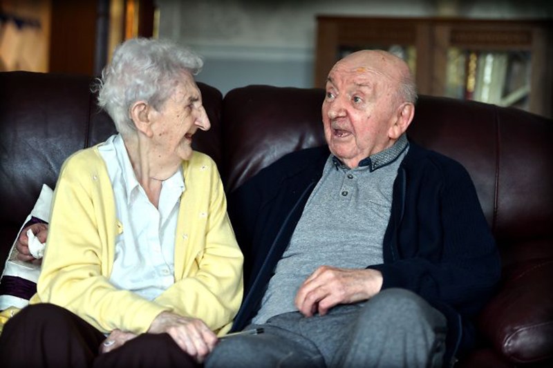 "Держись, сынок!": 98-летняя мать переехала в дом престарелых, чтобы ухаживать за своим 80-летним сыном
