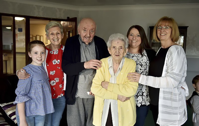 "Держись, сынок!": 98-летняя мать переехала в дом престарелых, чтобы ухаживать за своим 80-летним сыном