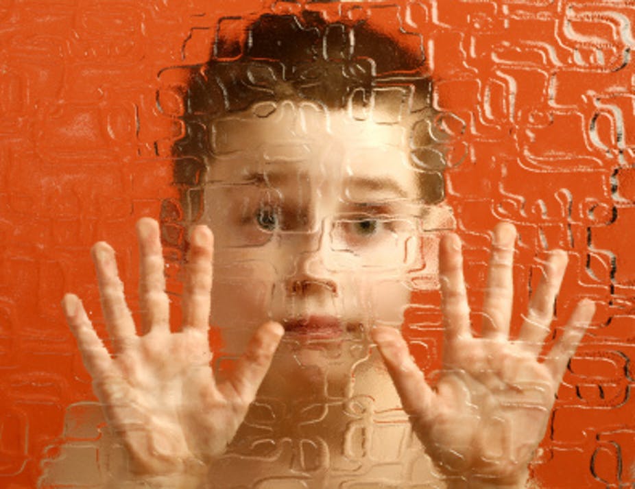 Социальные преимущества аутизма: дети с расстройством реже поддаются влиянию сверстников