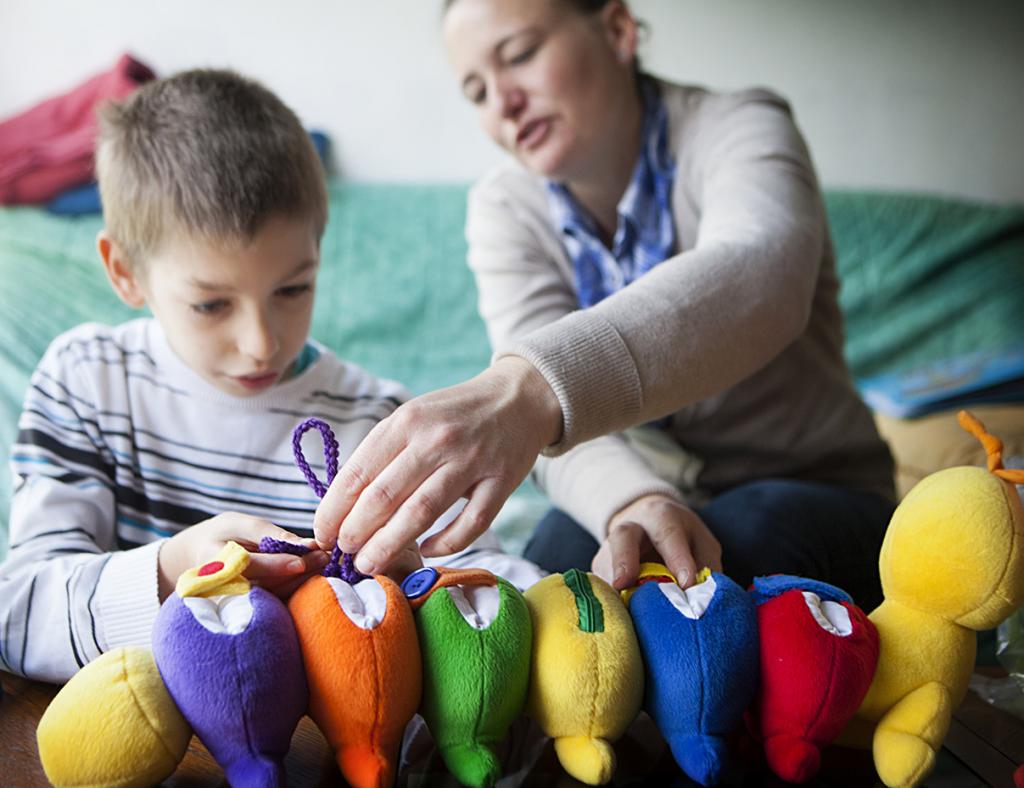 Социальные преимущества аутизма: дети с расстройством реже поддаются влиянию сверстников