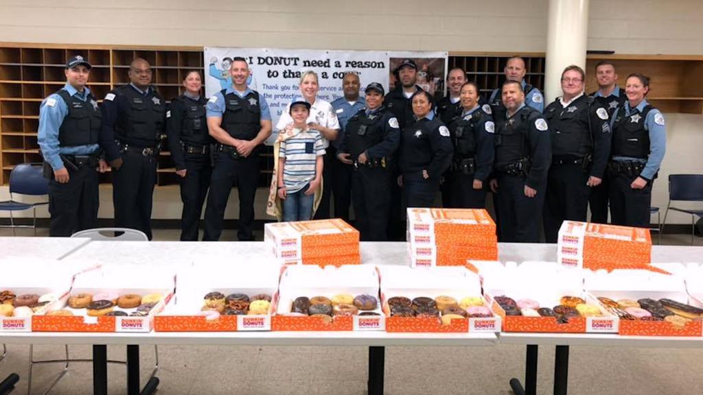 Юный активист, который называет себя "Пончик-бой", отблагодарил сотрудников полиции США 75 тысячами пончиков