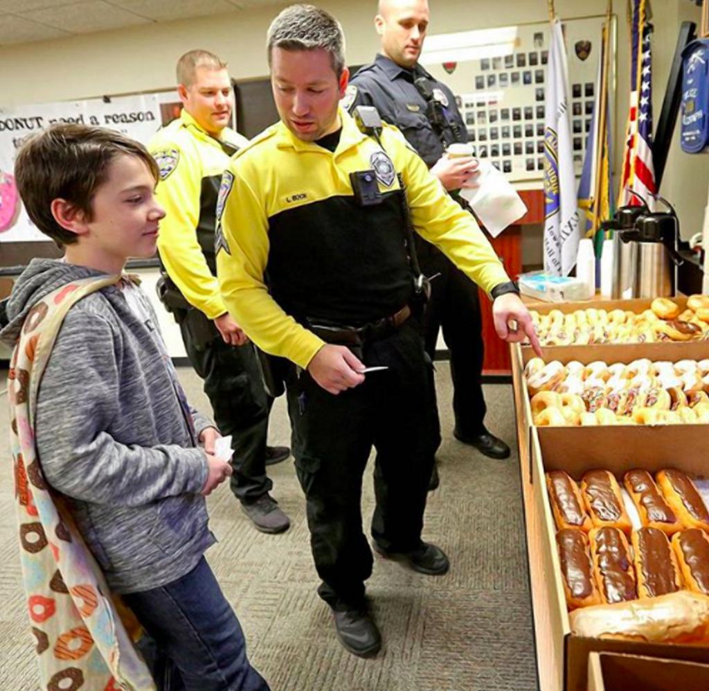 Юный активист, который называет себя "Пончик-бой", отблагодарил сотрудников полиции США 75 тысячами пончиков