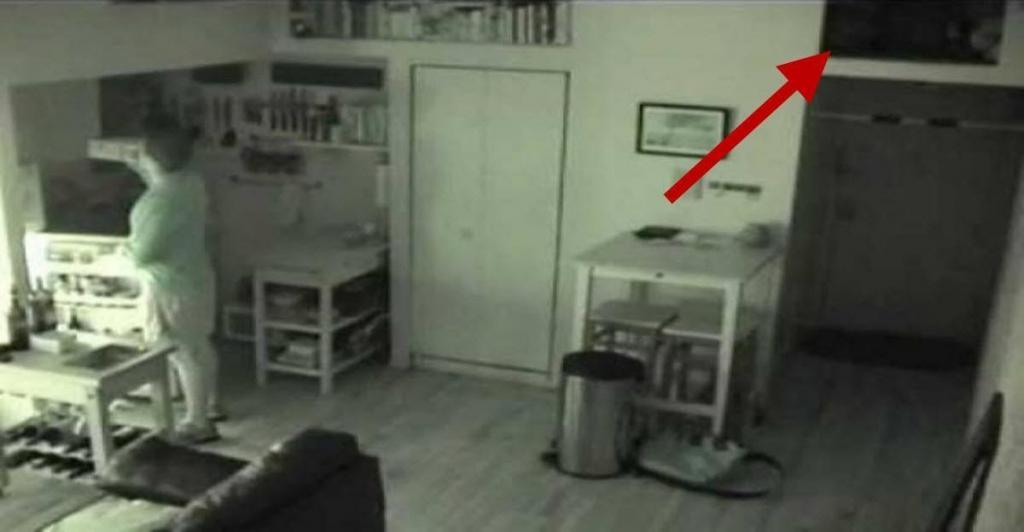Парень установил камеру, когда из холодильника стали пропадать продукты. Увиденное сильно напугало его
