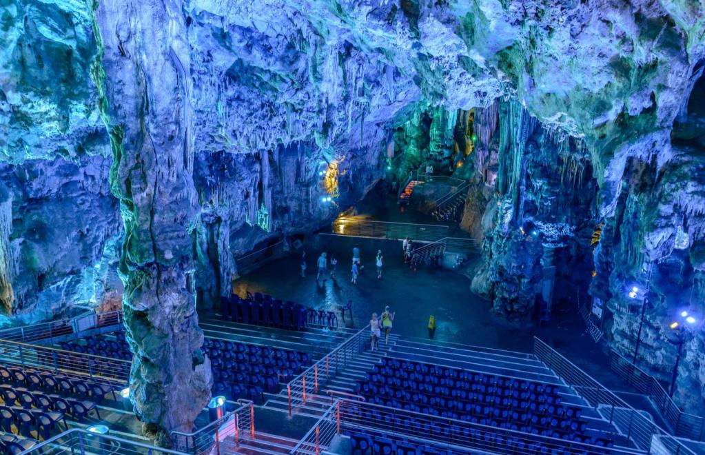 10 случаев, когда не захочется уезжать: самые удивительные пещеры в мире