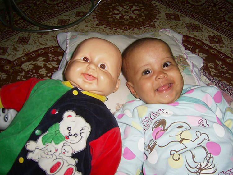 Один в один: забавные фото малышей, очень похожих на кукол