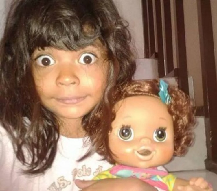 Один в один: забавные фото малышей, очень похожих на кукол
