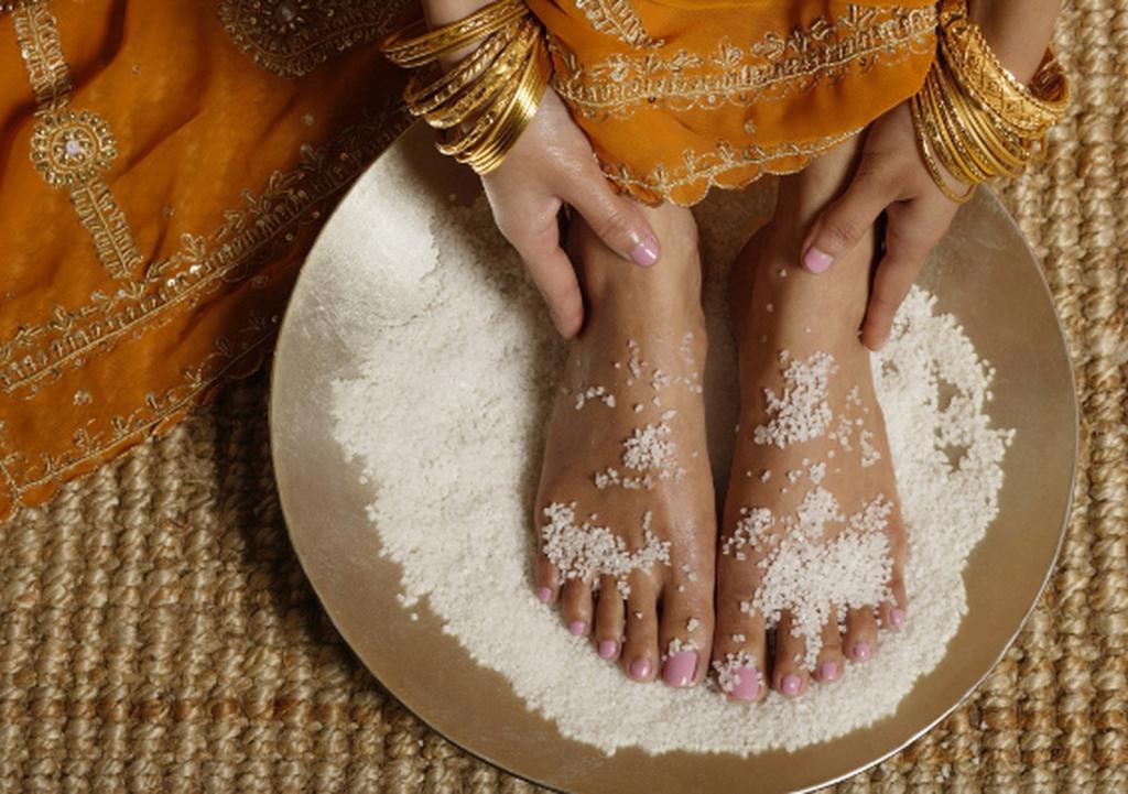Мытье рук, скраб для ног и другие интересные способы применения английской соли