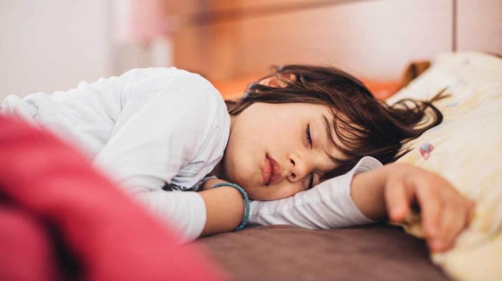 Ученые нашли простой способ повысить успеваемость в школе: школьникам нужно позже вставать и больше спать