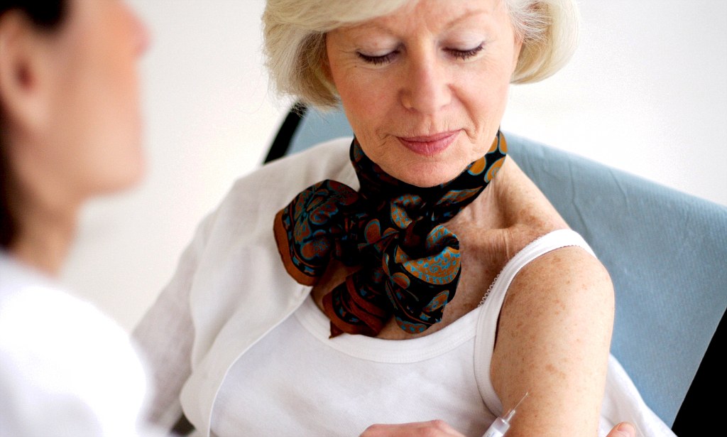 Прививка против гриппа, а также не менее важные вакцины для пожилых людей