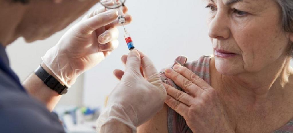 Прививка против гриппа, а также не менее важные вакцины для пожилых людей