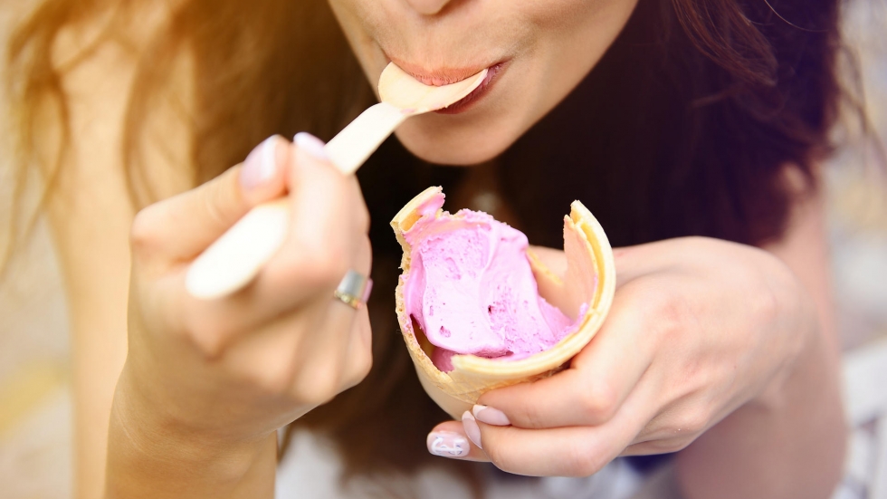 Разрыв отношений и тяга к сладкому: ученые объяснили, почему после расставания хочется мороженого