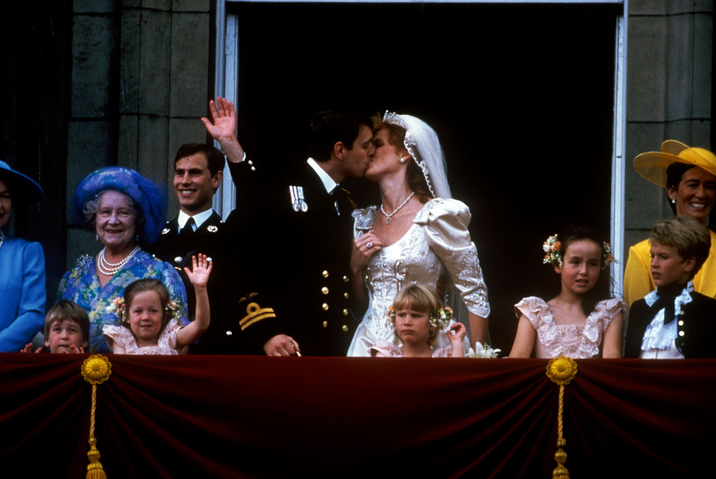 Королевский поцелуй: самые романтичные моменты свадеб в британской семье