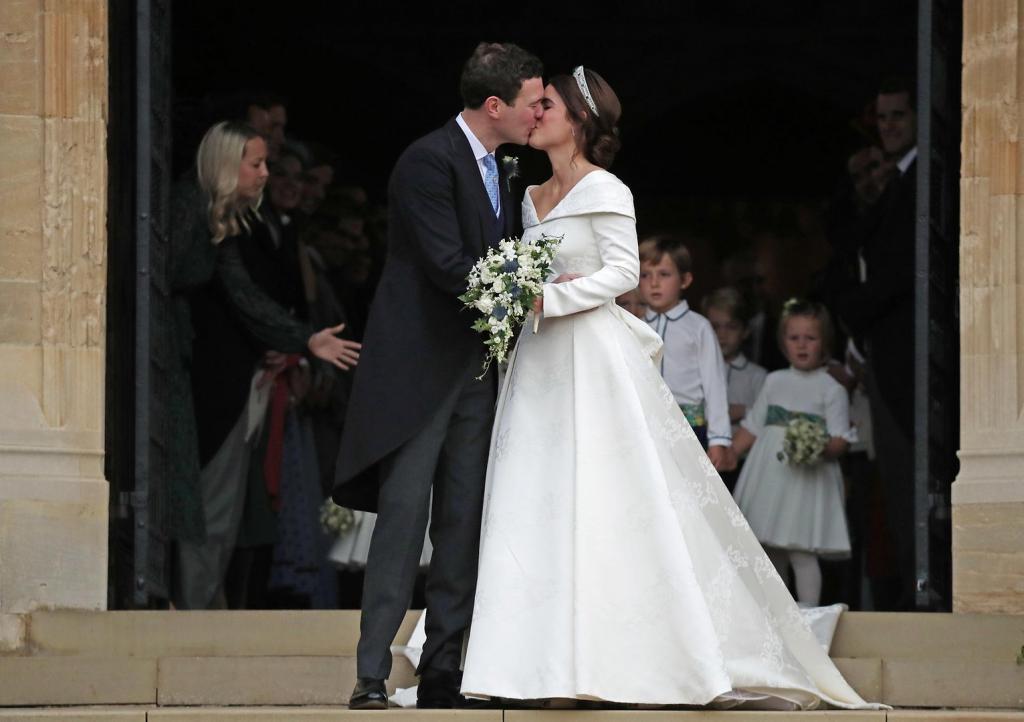 Королевский поцелуй: самые романтичные моменты свадеб в британской семье