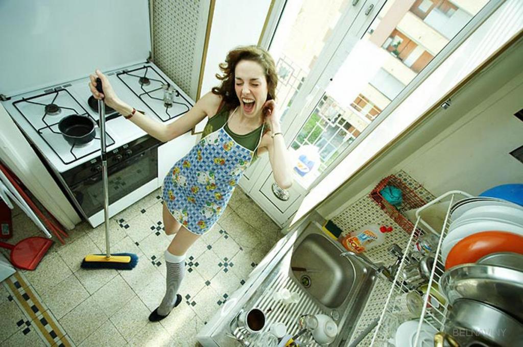 Домохозяйки показывают себя в комнате ванной и на лестнице порно фото