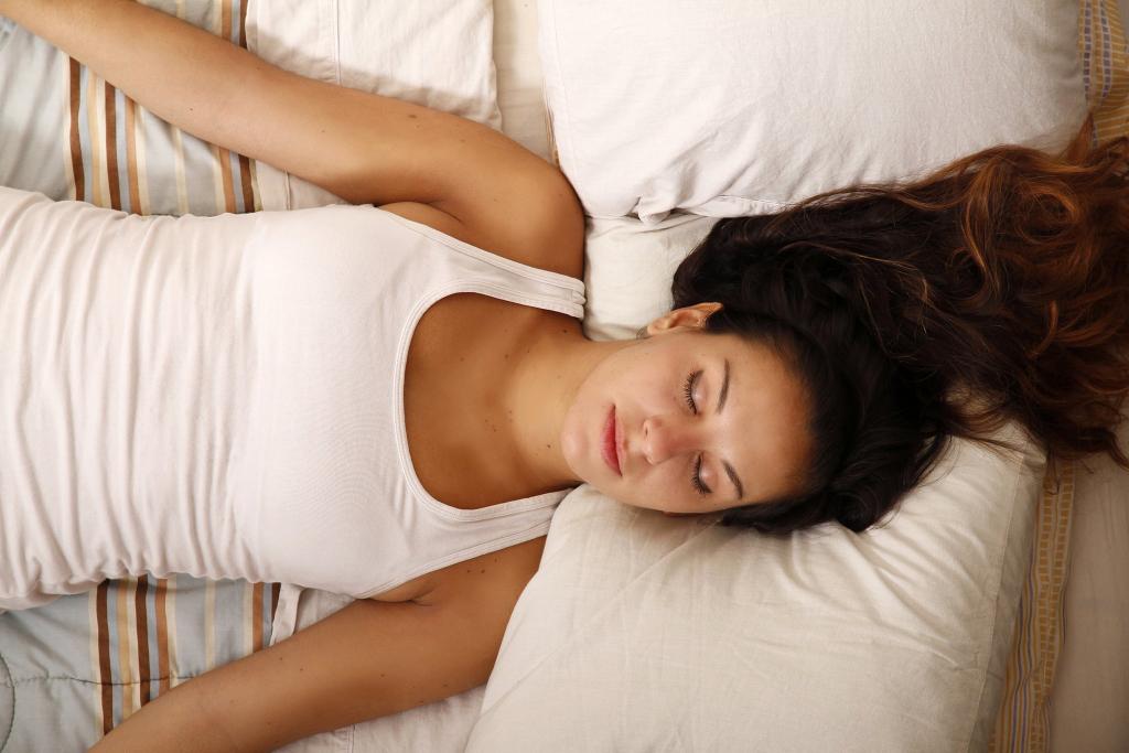 Сон на спине от морщин и головной боли: как приучить себя спать правильно
