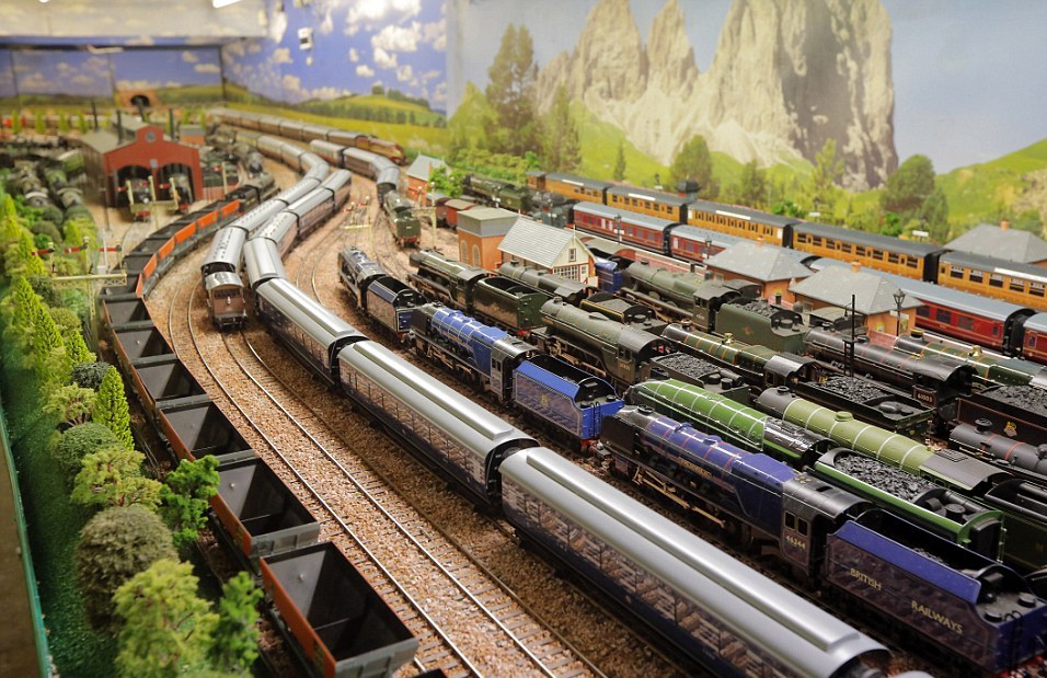 Не наигрался: мужчина потратил 20 лет на создание гигантской модели железной дороги